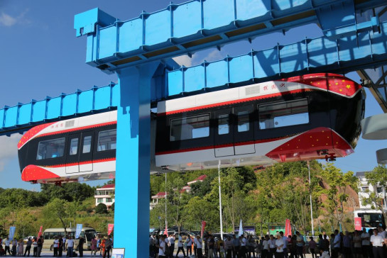 У Китаї запустили «небесний потяг»