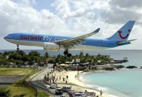 На острові Сент-Мартін злітно-посадкова смуга аеропорту починається прямо біля пляжу
