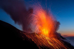 Побачити діючий вулкан із безпечної відстані цілком реально