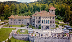 Туристи масово їдуть до Румунського замку, де знімали серіал “Венздей”