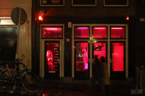 В Амстердамі заборонять курити марихуану в кварталі червоних ліхтарів