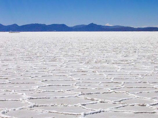 У Болівії є незвичайна рівнина Salar de Uyuni, яка покрита товстим шаром солі