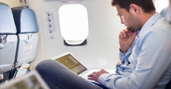 Чому не можна зберігати гаджети на багажних полицях в літаках?