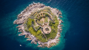 Є в Чорногорії цікаве місце, яке можна відвідати лише з води