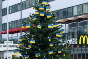 У Берліні новорічну ялинку прикрасили українськими прапорами